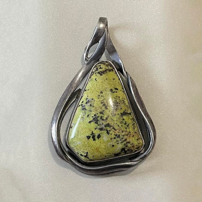 Sterling silver vintage green stone pendant necklace