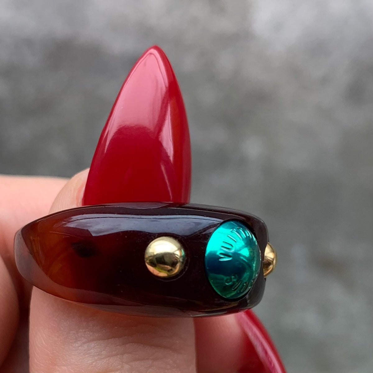💯 authentic LOUIS VUITTON vintage resin ring, 名牌, 飾物及配件- Carousell